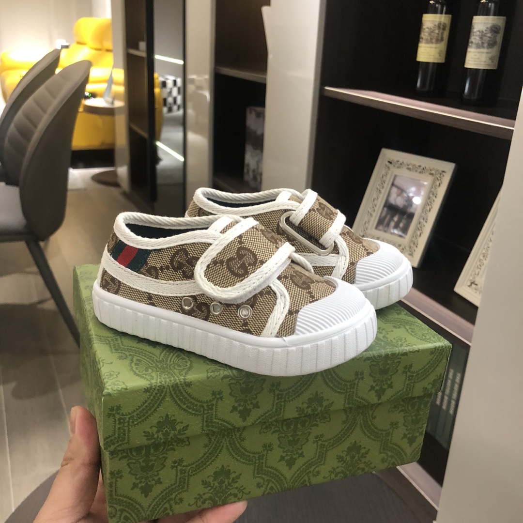 Children's shoes child